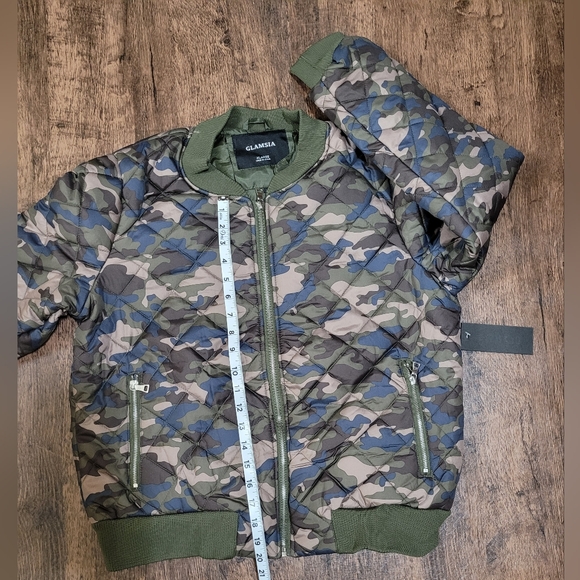Women's Camo Front Zip Puffer Jacket - Picture 7 of 9